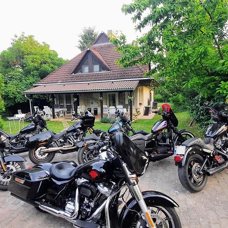 Biker Holiday Home Балатонакараттьо Екстер'єр фото